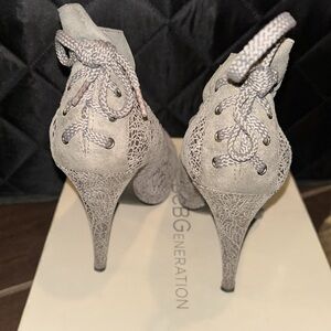 BGBG lace back pumps